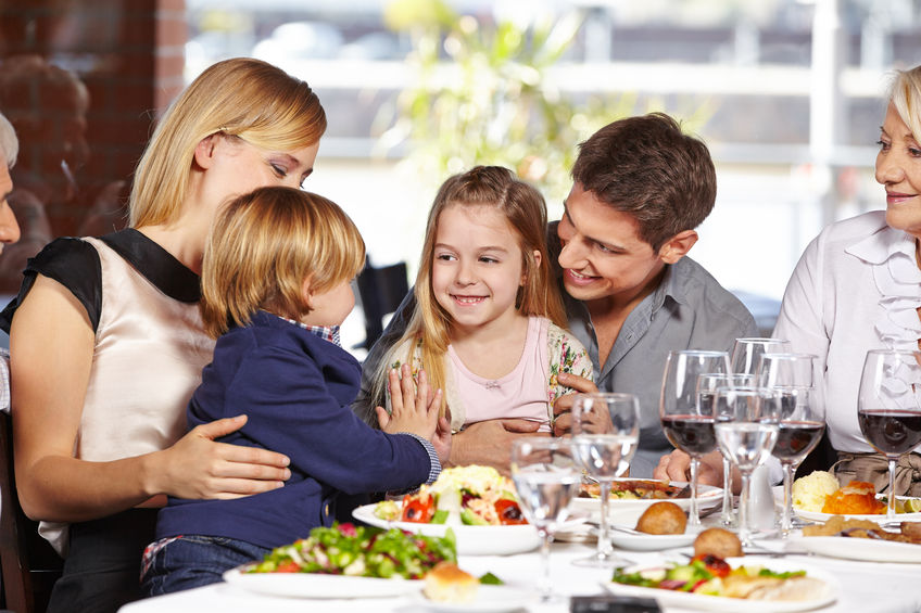 Familia comiendo en un restaurante el Día del Padre